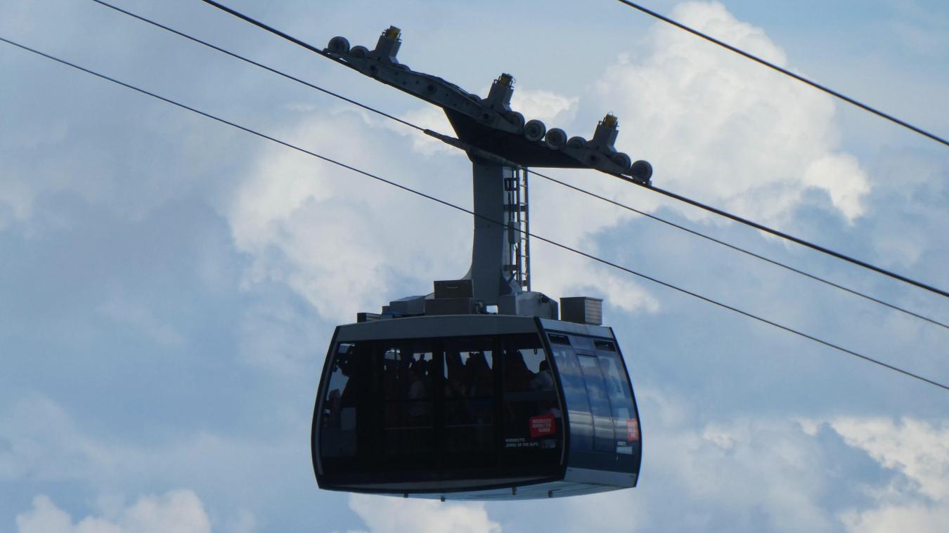 Le transport par câble est étudié pour désengorger la route d’accès au massif des Aravis, entre Annecy et Thônes.
