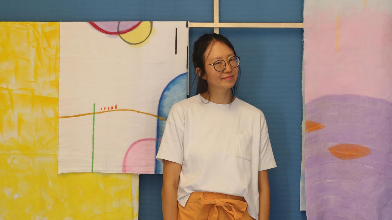 Hyun Jisung, artiste coréenne, mène des visites commentées de son exposition.