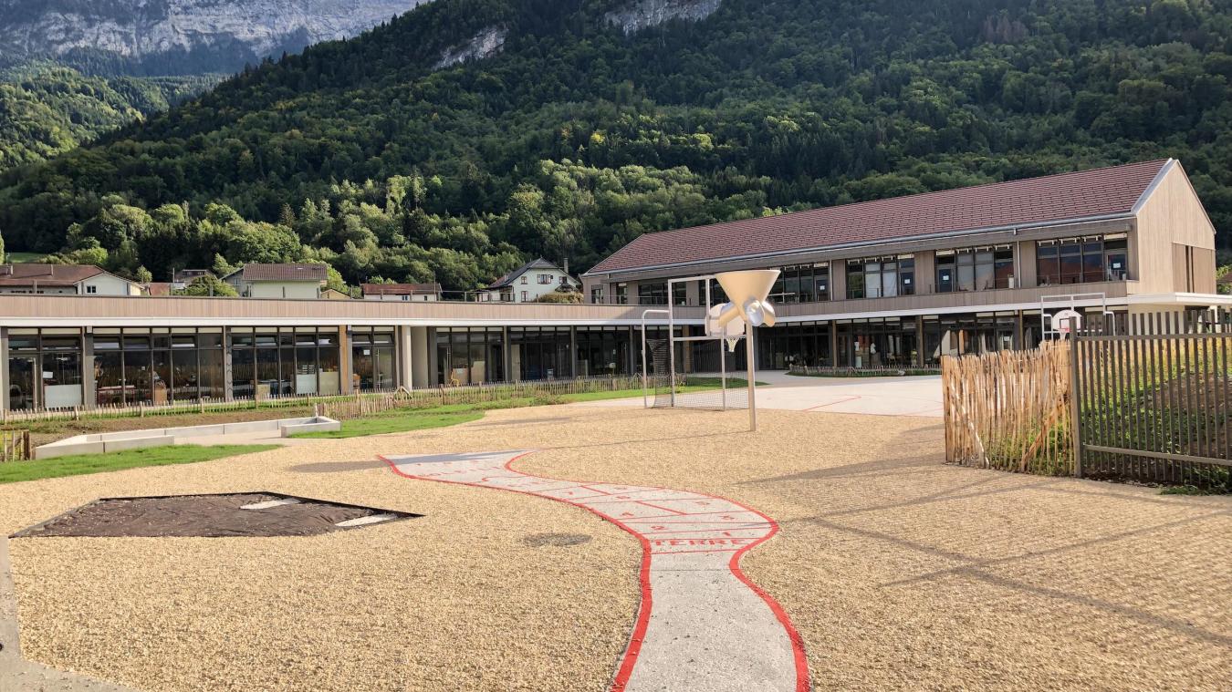 Moderne et spacieux, le nouveau bâtiment du groupe scolaire Les Sages a également été conçu pour être en adéquation avec son environnement.