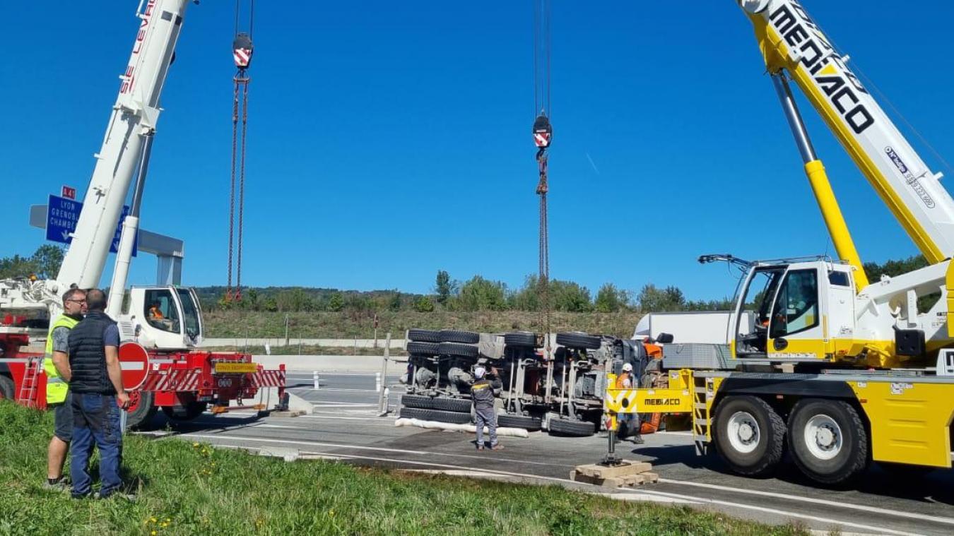 Annecy: le camion qui bloquait une sortie de l’A41 a été relevé