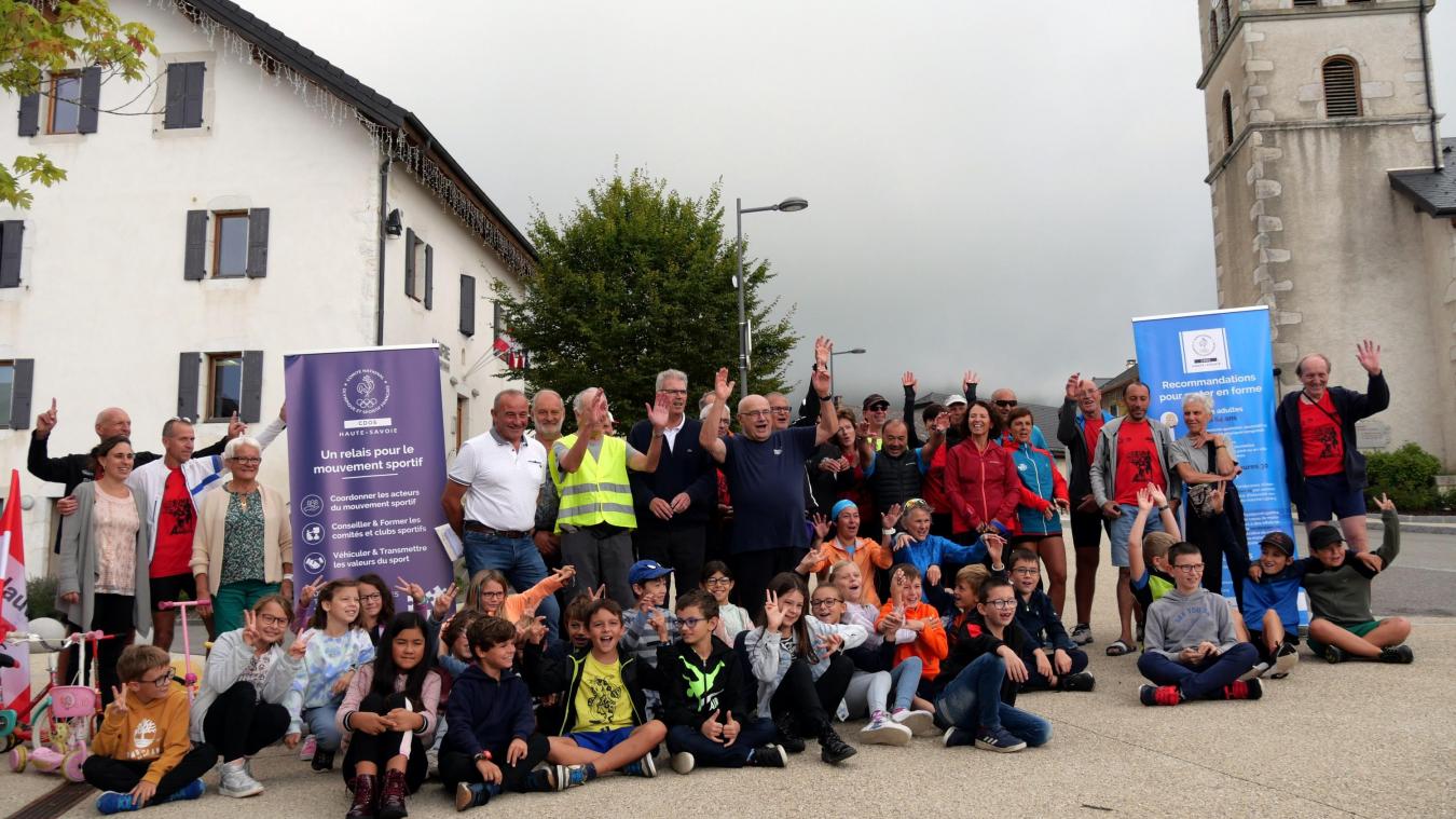 A l'heure du départ à Vovray-en-Bornes, un enthousiasme communicatif pour encourager les coureurs partis pour un périple de 380 kilomètres.