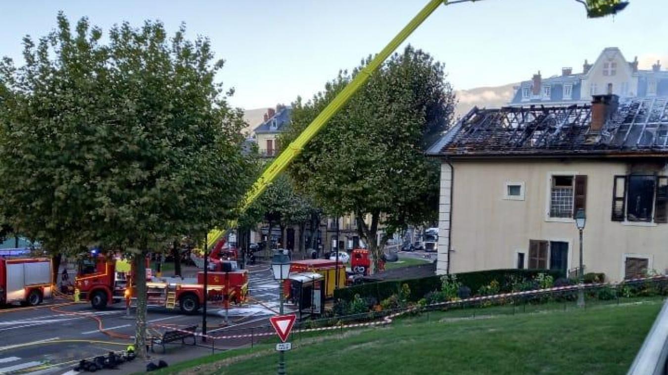 L’incendie s’est déroulé avenue Lord Revelstoke à Aix-les-Bains. Vue depuis le square de l'hôtel de ville.