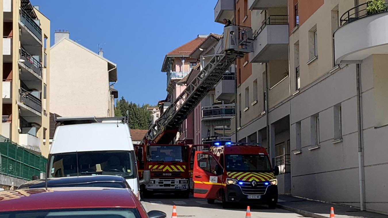 Vers 10h ce matin, les pompiers ont déployé la grande échelle, rue Georges-Marin pour porter secours à une personne au deuxième étage d’un immeuble.