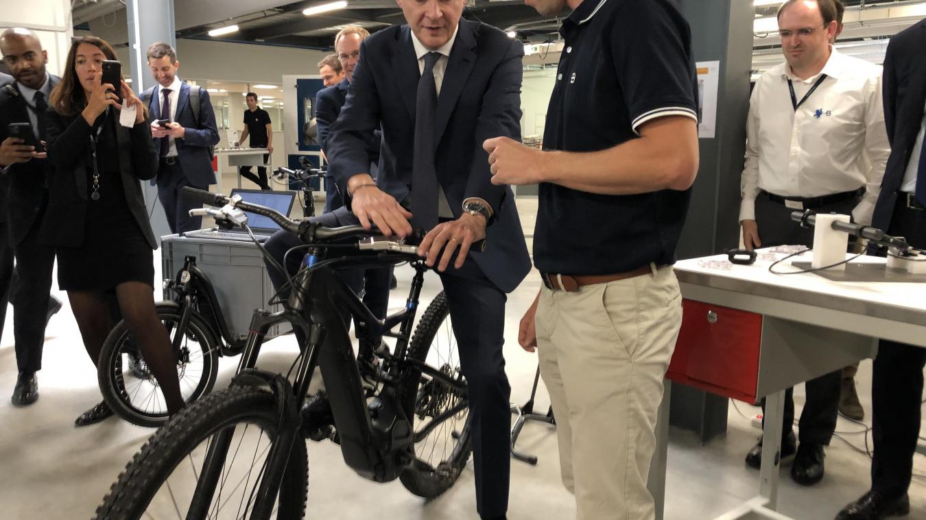 Bruno Le Maire a pu tester un vélo électrique dont le système de freinage a été pensé par Bontaz.
