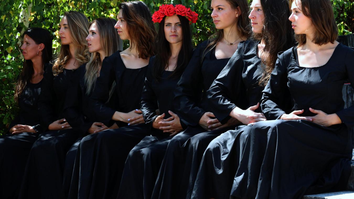 Les danseuses se connaissent bien. (Crédit photo: Jacques Avakian)