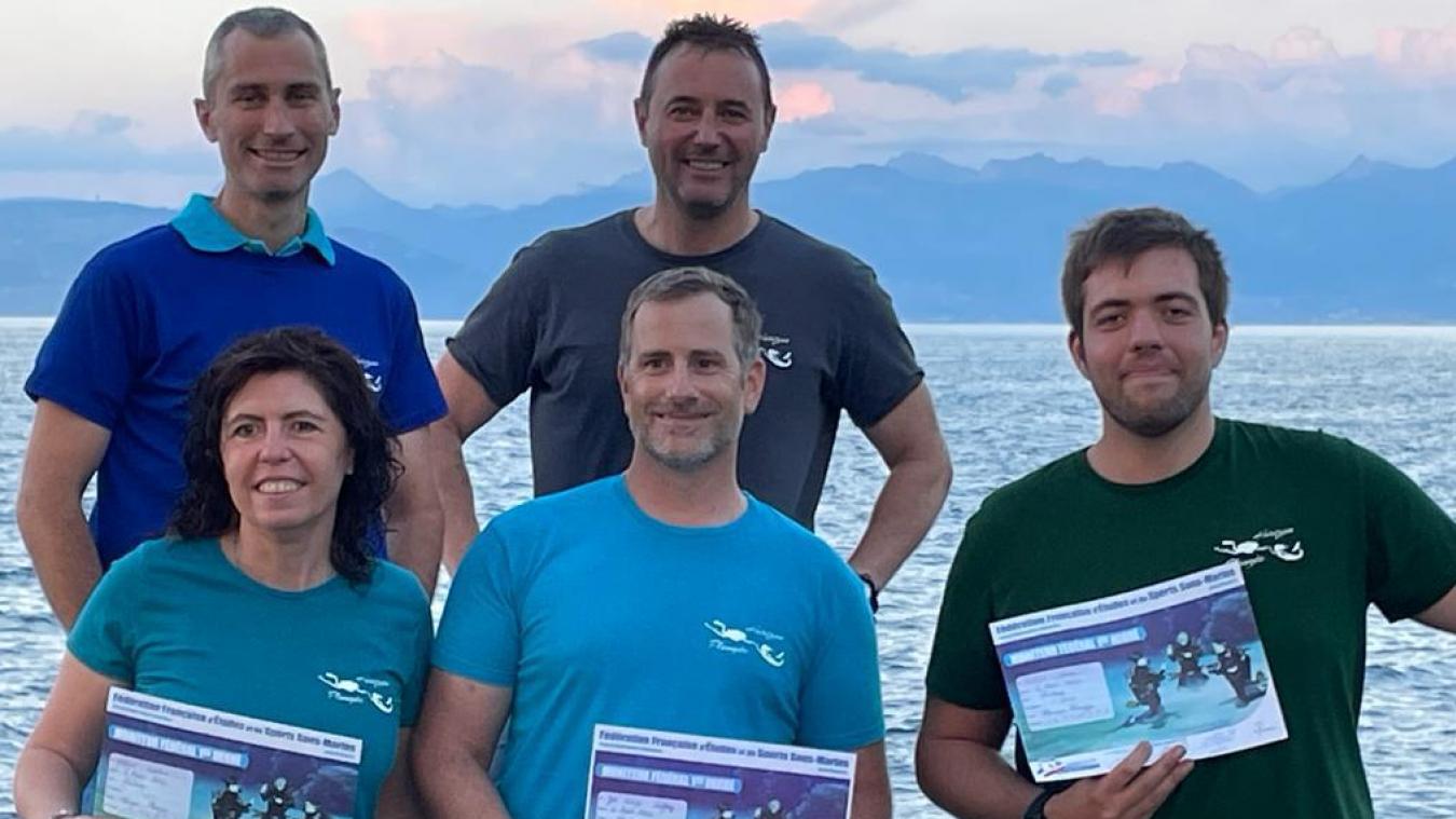 Les trois nouveaux moniteurs de l'association Horizon Plongée, Emeline Masson, Jocelin Sessa et Geoffroy Da-Rold, accompagnés de leurs formateurs Philippe Larcher et Mathieu Foudral.