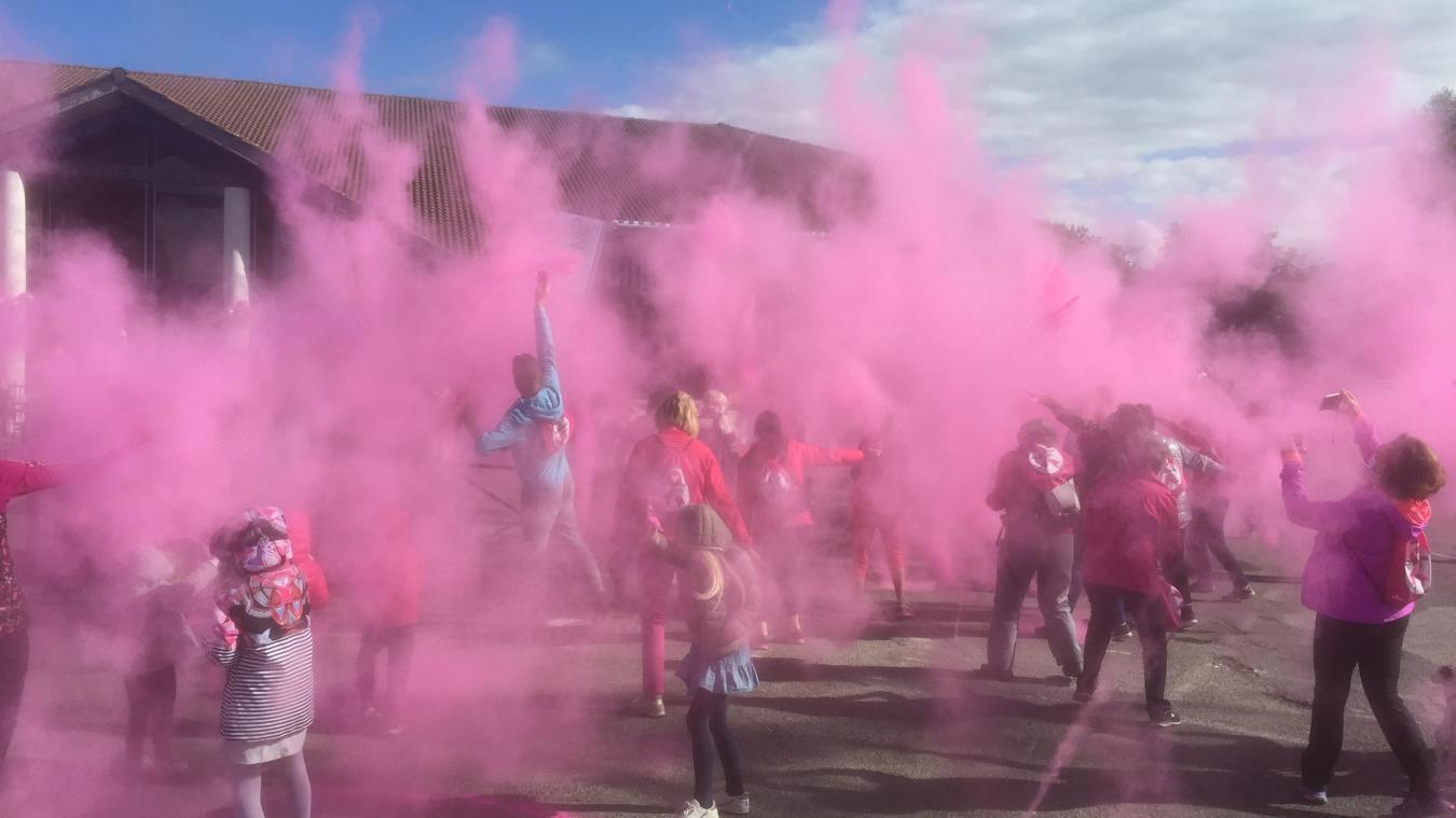 Lâcher de couleur lors d'une marche organisée à Sciez.