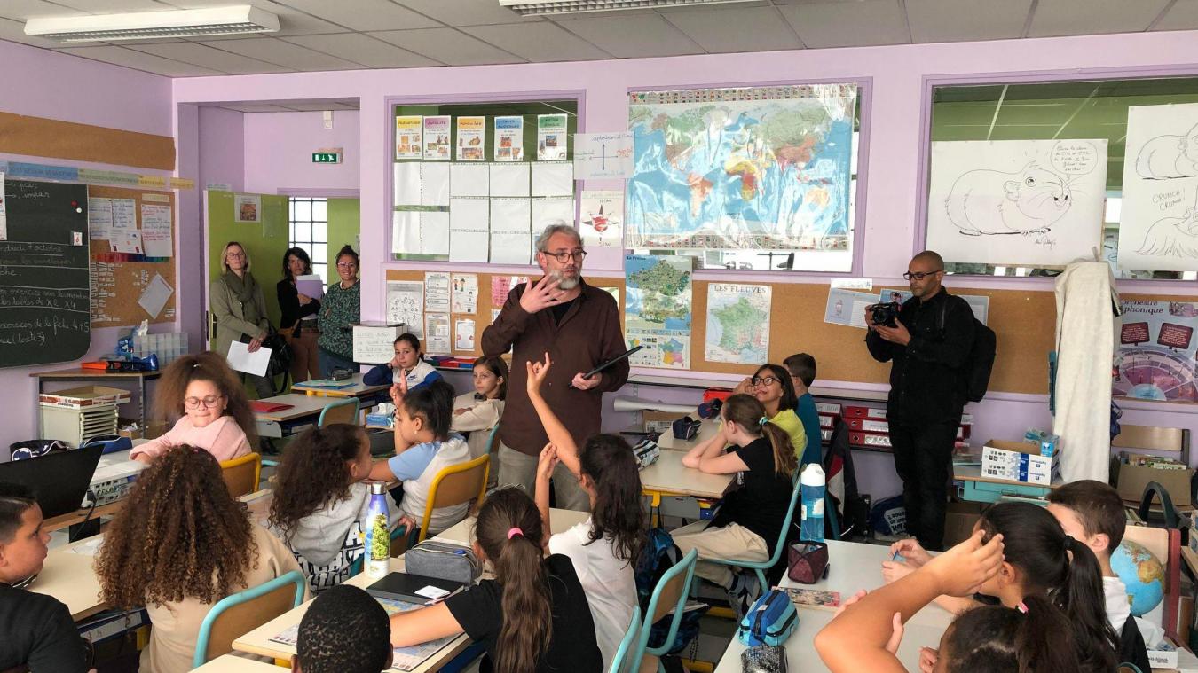 Arnaud Jouffroy au milieu d’une classe de CM2 de l’école primaire du Bois-Jolivet, ce jeudi 6 octobre.