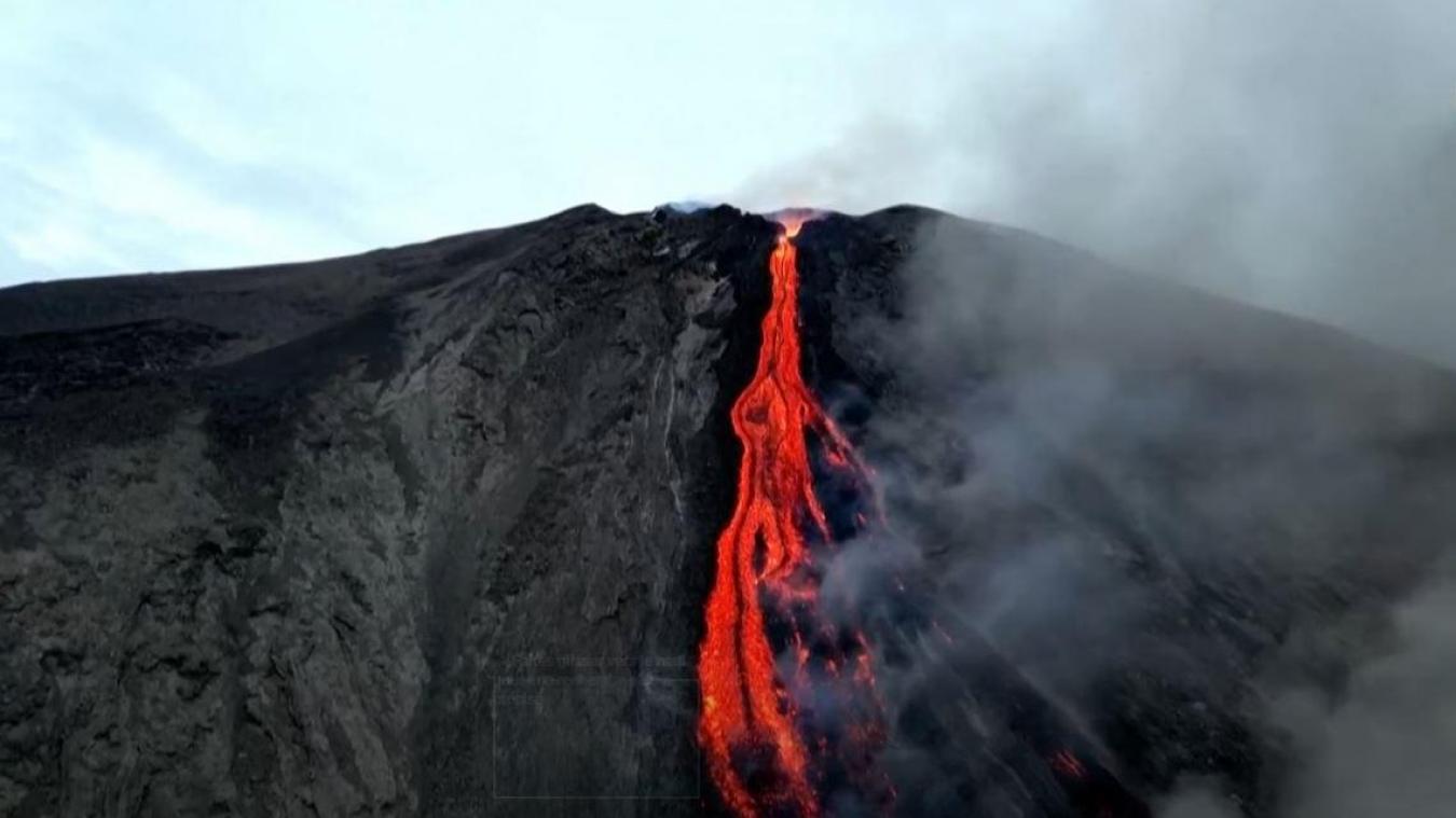 Situé au nord de la Sicile, le volcan Stromboli est une nouvelle fois entré en éruption ce dimanche 9 octobre 2022