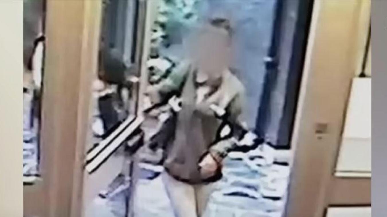 Une des images de vidéosurveillance qui ont permis l’interpellation de la principale suspecte sortant de l’immeuble devant lequel a été retrouvé le corps de la petite Lola, vendredi 14 octobre et dans le XIXe arrondissement de Paris.
