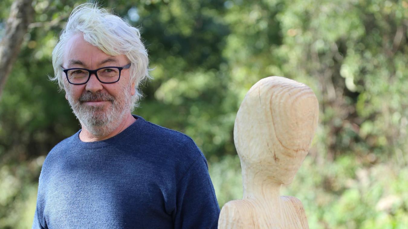 Jean-Yves Guillet et sa sculpture baptisée la  Terre-Mère .