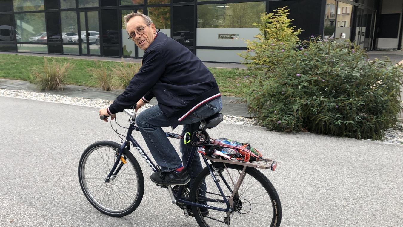 Chaque jour, Michel rejoint son lieu de travail à vélo et parcourt ainsi en mode doux une douzaine de kilomètres.