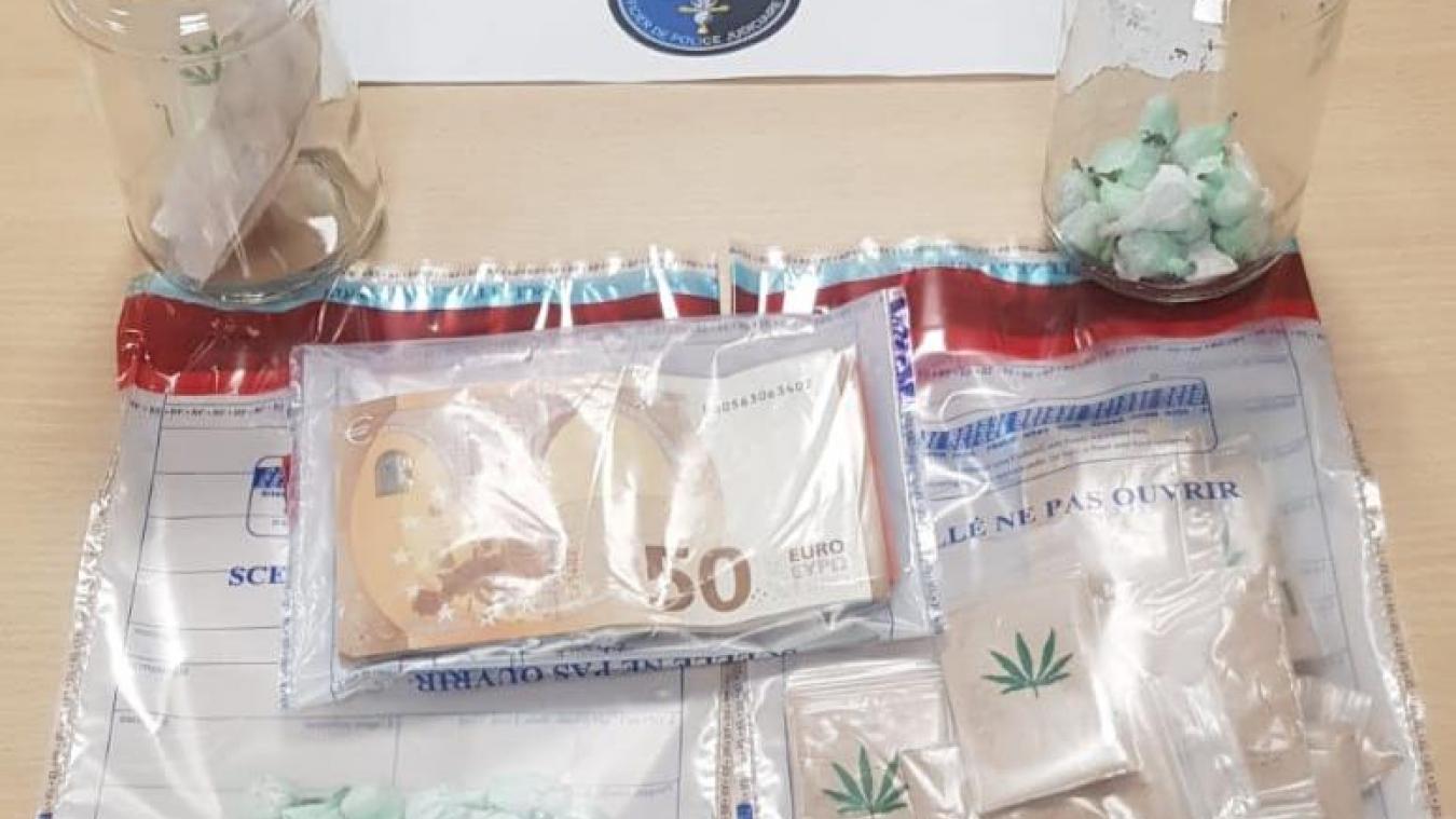 Le dealer était en possession de 87 grammes d’héroïne, de 67 grammes de cocaïne et de 590 euros en espèces.