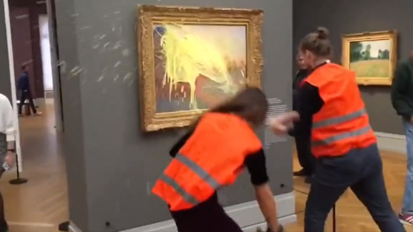 Deux militants écologistes ont projeté de la purée sur un tableau de Claude Monet, dimanche 23 octobre.