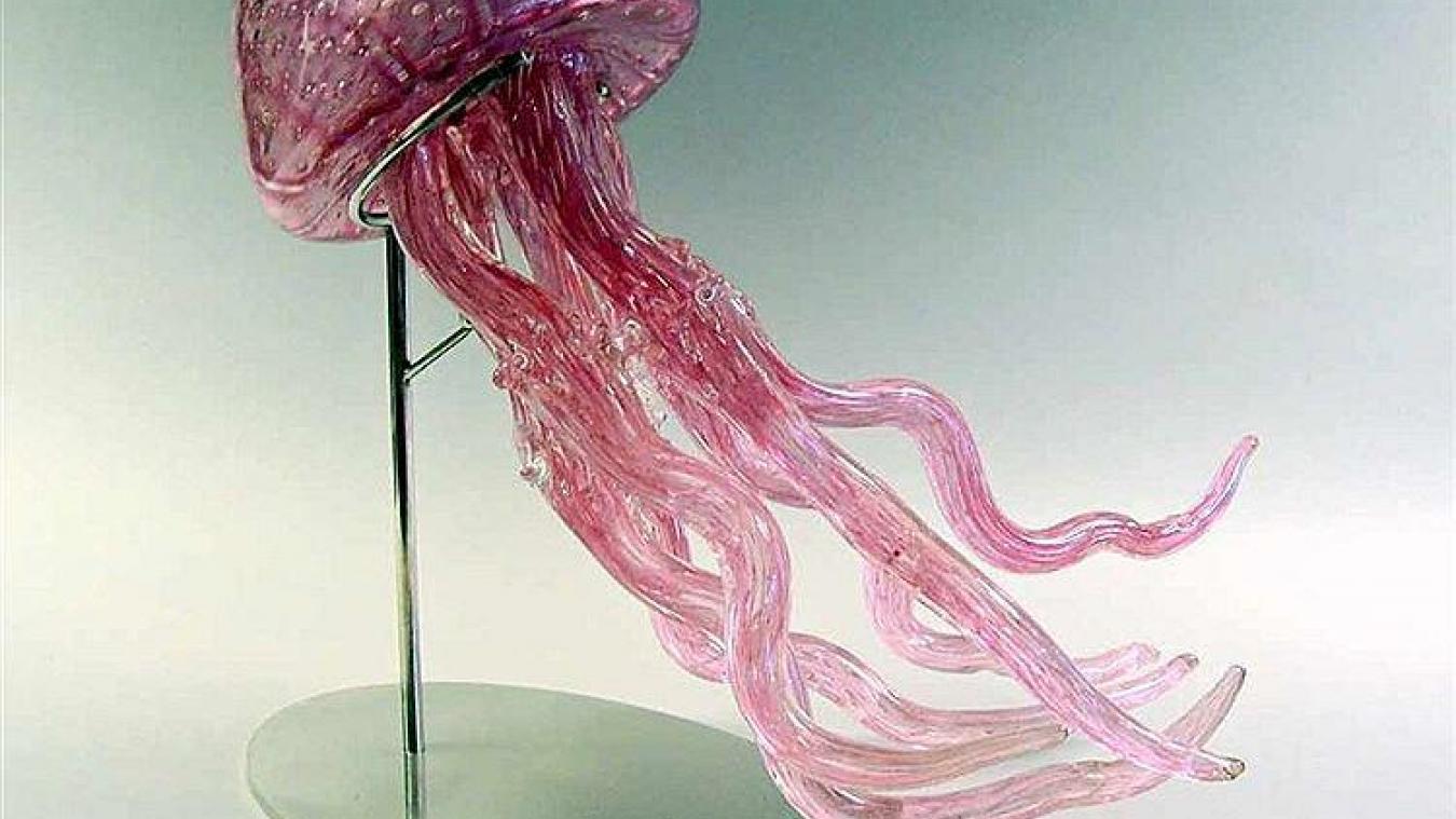 La méduse en verre rose d’Irene Rezzonico fait appel à plusieurs techniques de travail de la matière.