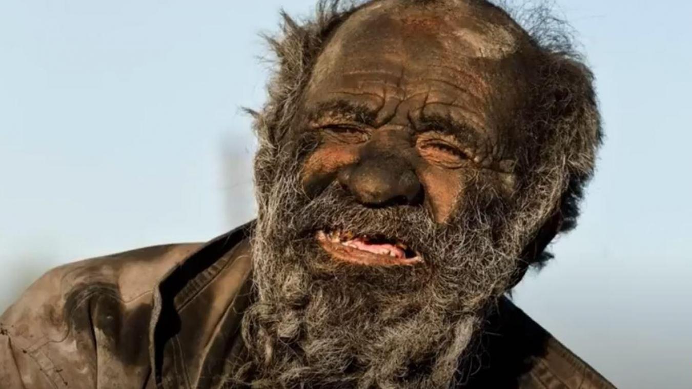Amou Haji qui a vécu en Iran en ermite et dans le plus grand dénuement vient de mourir à l’âge très vénérable de 94 ans.