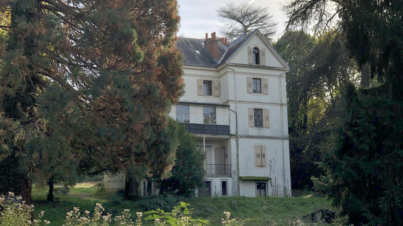 Le Petit Montjoux comprend notamment une maison de maître datant de 1800.