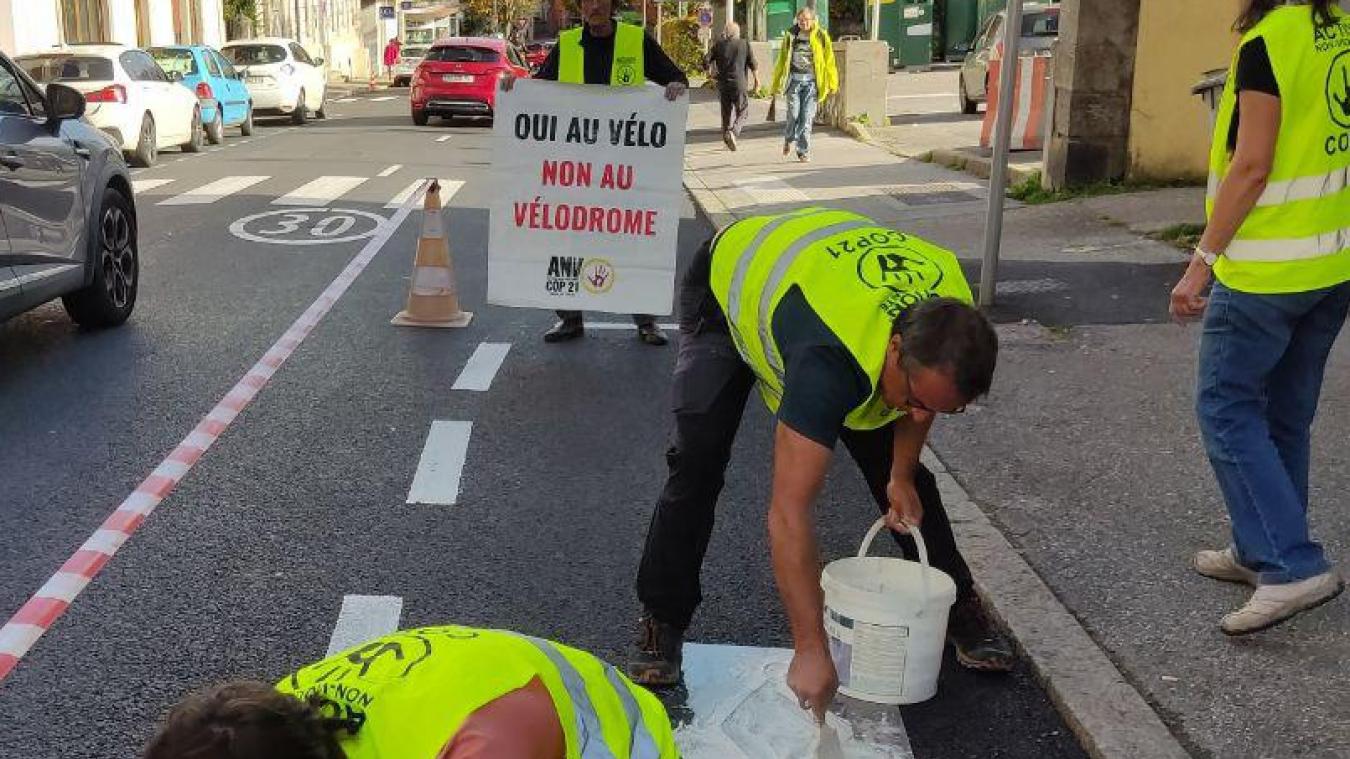 La Roche-sur-Foron : ils peignent une bande cyclable pour protester contre la construction d’un vélodrome
