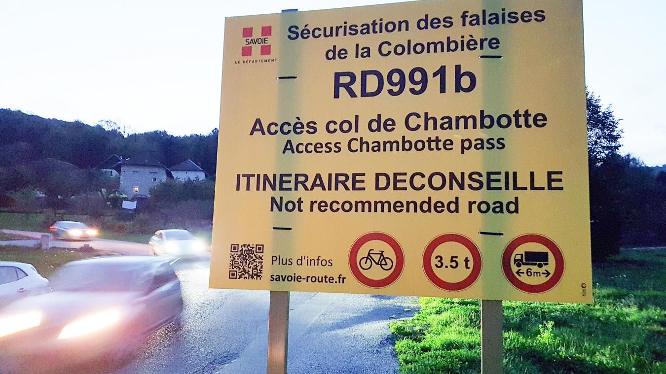 Déconseillé aux voitures, le col de la Chambotte est aussi interdit aux cyclistes et poids lourds actuellement.