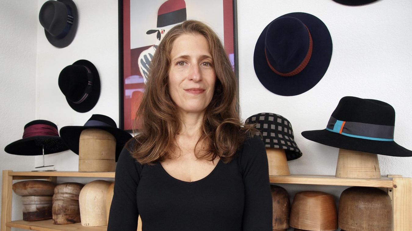 Pour Laura Catignani, le chapeau met autant en valeur un look qu’une personnalité.