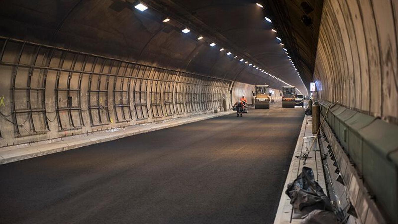 Les équipes d’ATMB procèdent au renouvellement complet de la chaussée du tunnel du Mont-Blanc.