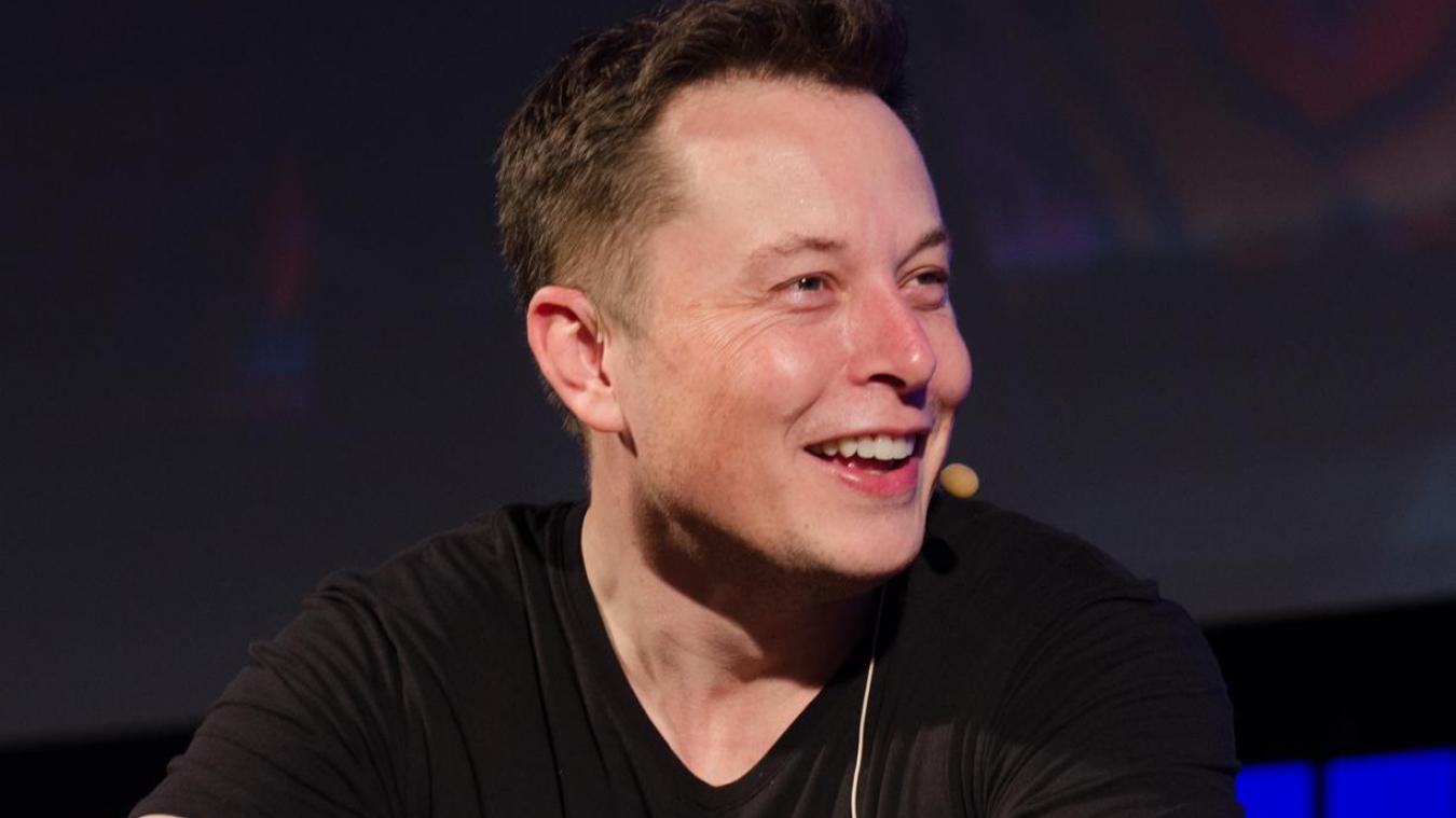 Elon Musk entame des licenciements massif chez Twitter, limogeant près de la moitié des salariés.