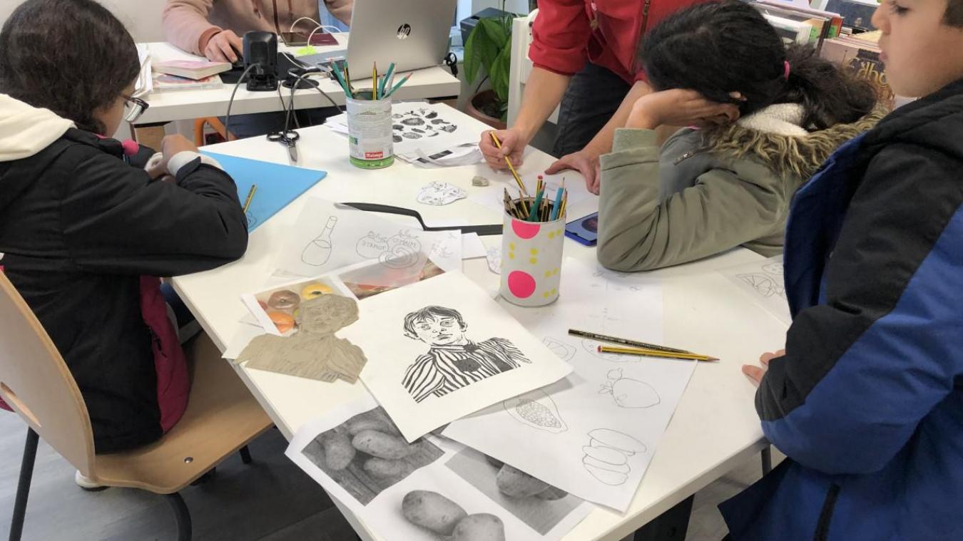 Des enfants du quartier ont participé, le mercredi 9 novembre, à un atelier lithogravure, pour créer une banque d’images au projet «Recettes!».