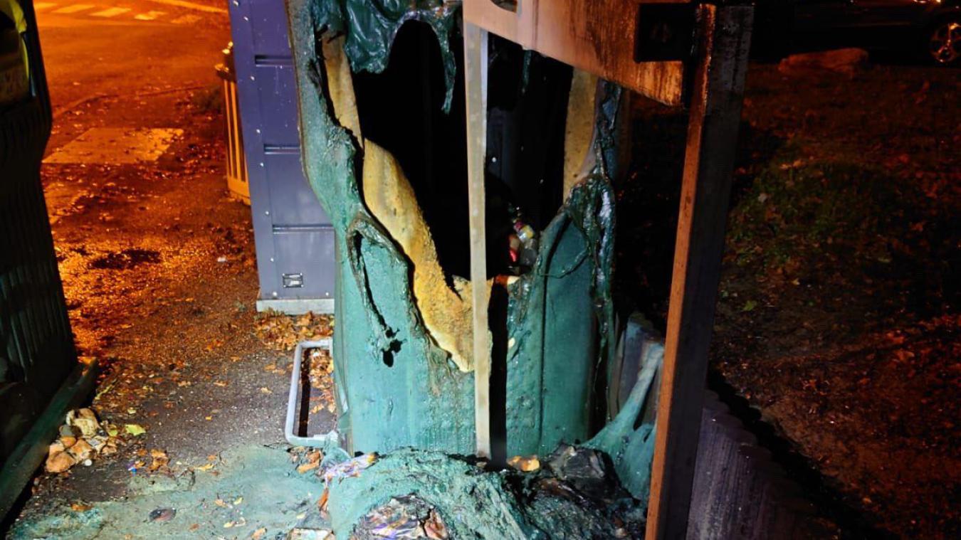 Quatre poubelles sont notamment parties en fumée durant la nuit d’Halloween.