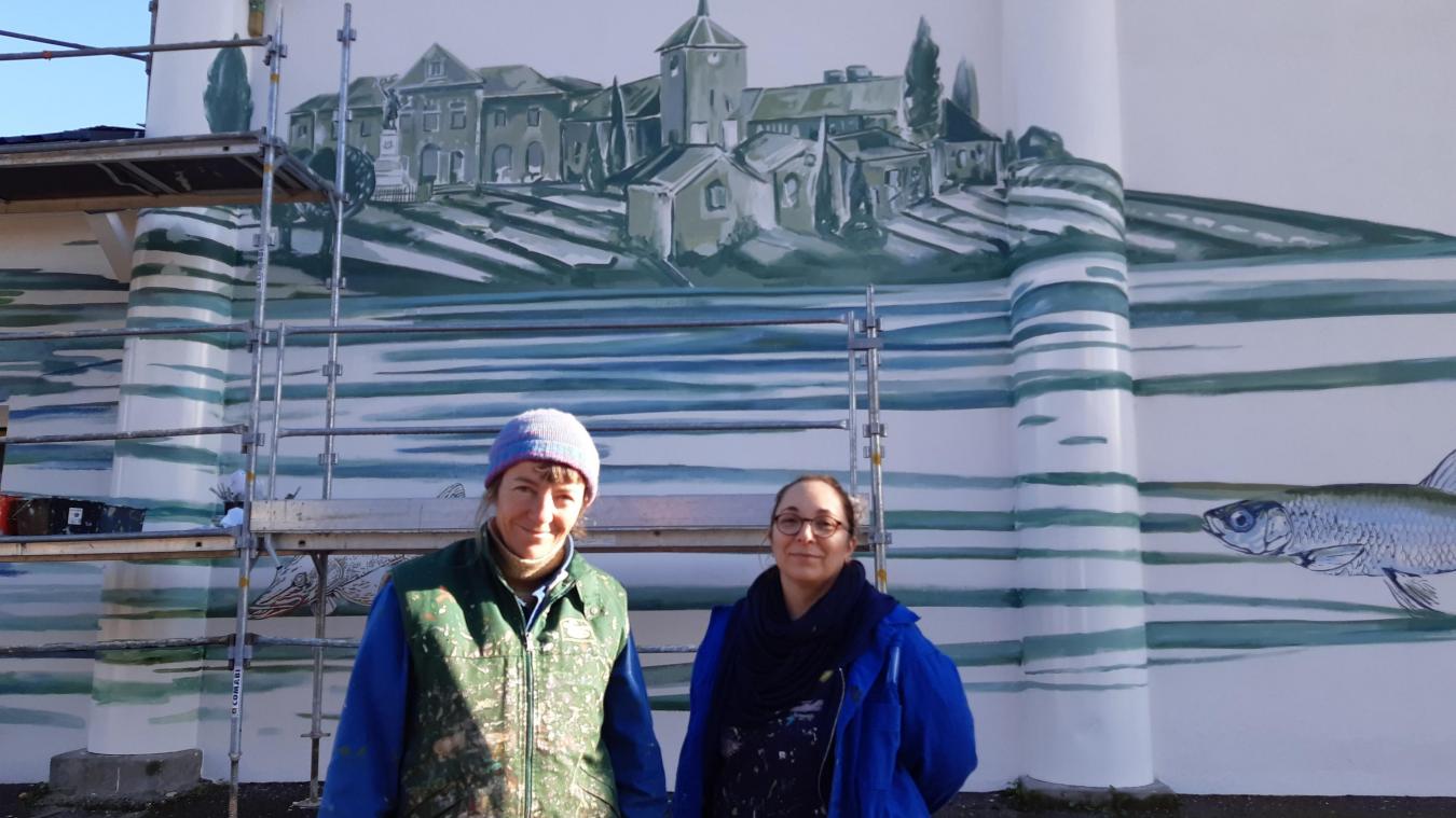 Les artistes peintres Camille et Mélanie, devant une représentation du coeur de Billiat.