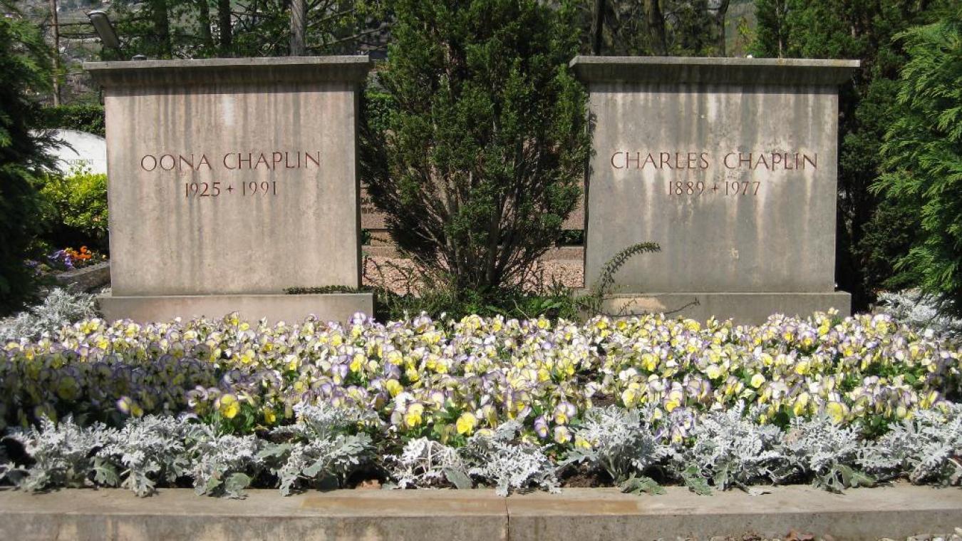 Charlie Chaplin repose au cimetière communal de Corsier-sur-Vevey aux côtés de son épouse Oona.