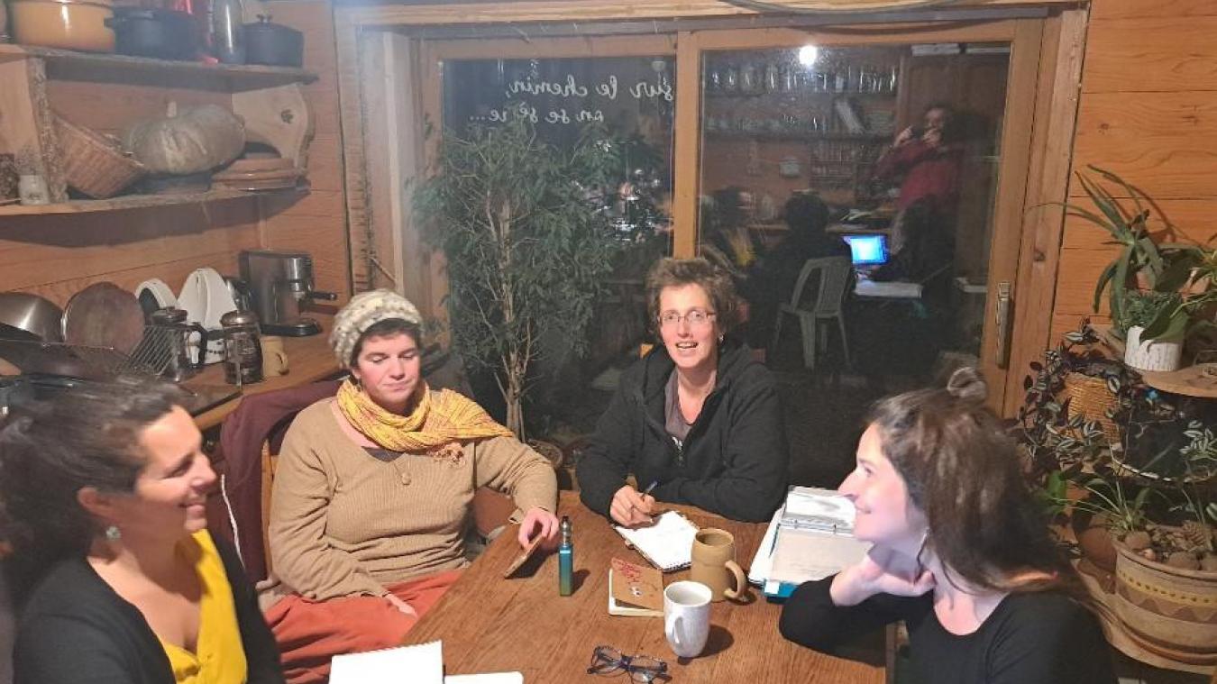 De gauche à droite, Charlène, Sabrina, Shekina et Agathe en pleine réunion de préparation de l'assemblée générale constitutive.