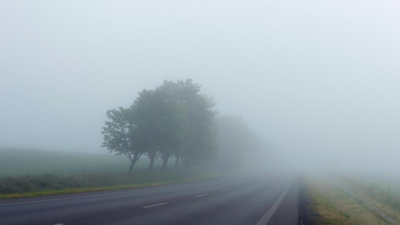 Le brouillard réduit la visibilité et modifie notamment la perception des distances.