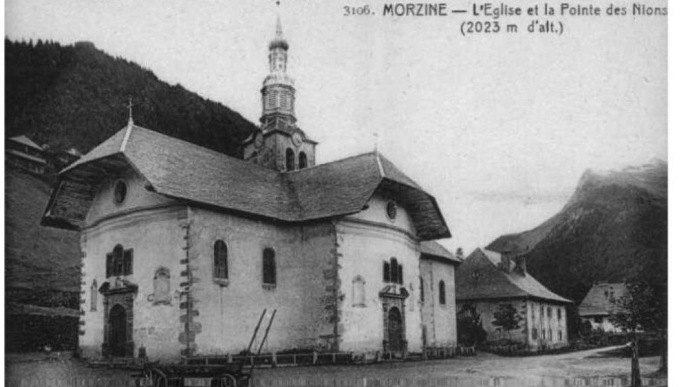 L’église Sainte-Marie-Madeleine et le presbytère de Morzine (carte postale ancienne, date inconnue).