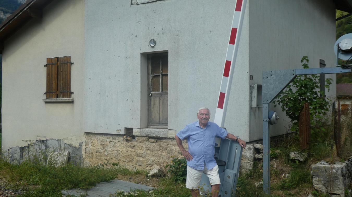 Marc Bertrand, au passage à niveau des Neyrolles, devant l’ancienne maison de ses parents.