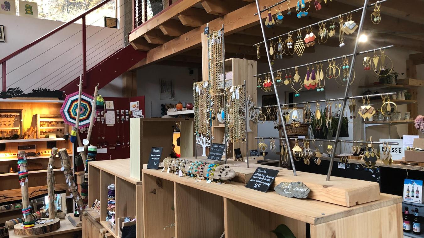 35 créateurs sont actuellement exposés au Chalet des créateurs.