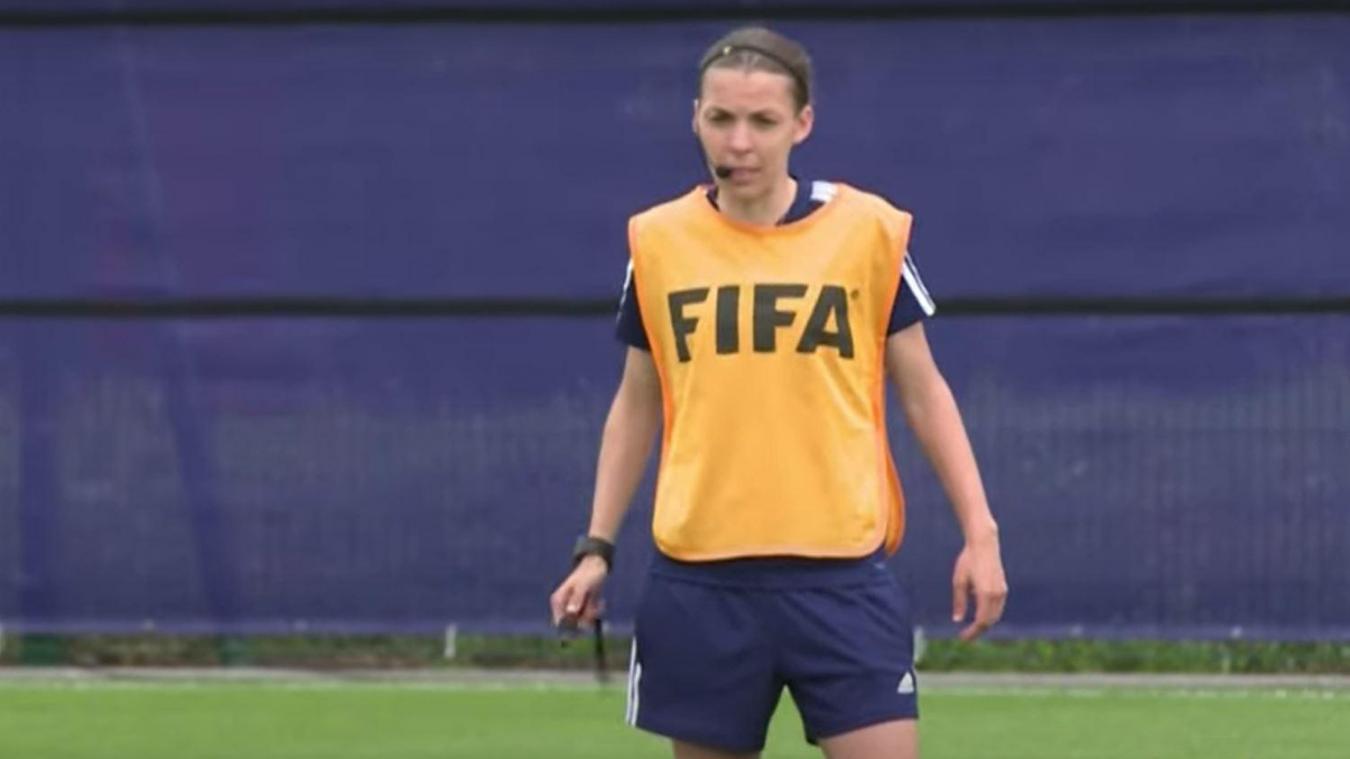 Stéphanie Frappart la première femme arbitre d’un match de la Coupe du monde de foot masculin. Capture d’écran Youtube France 24