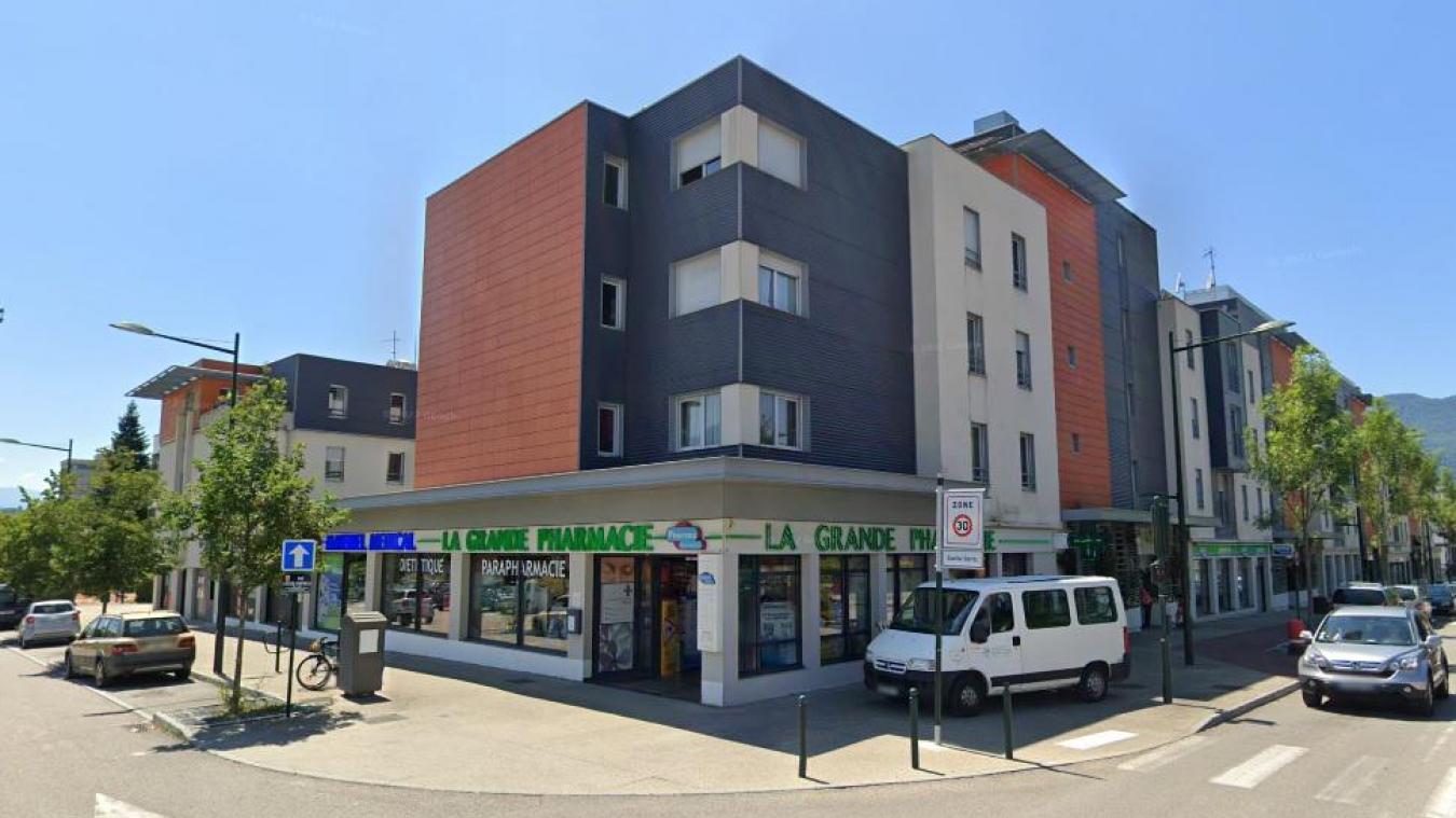 Sur le boulevard Franklin Roosevelt, des commerces se sont installés au rez-de-chaussée des nouvelles constructions.