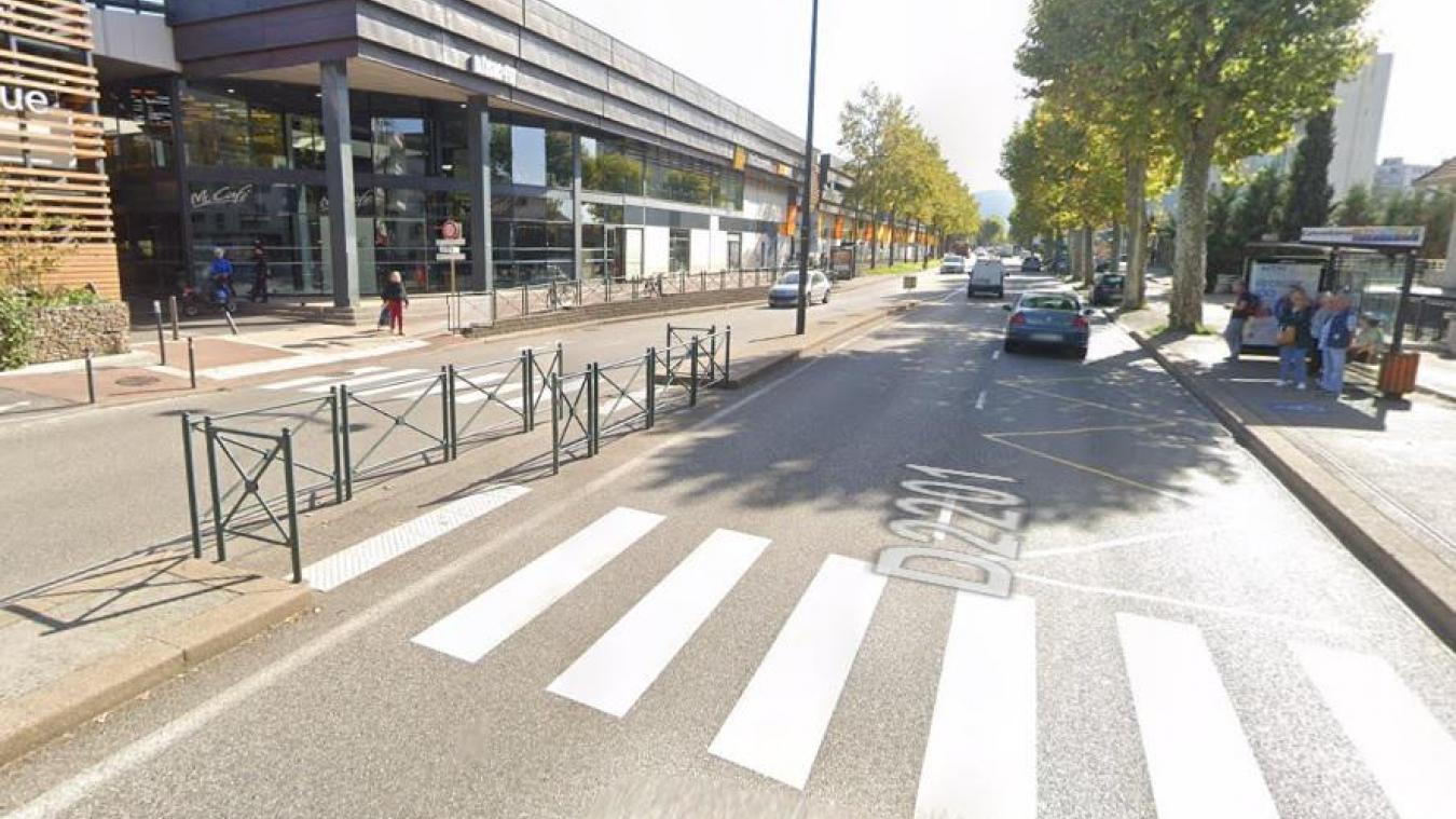 La collision a eu lieu sur un passage piéton devant le centre commercial Carrefour d’Annecy.