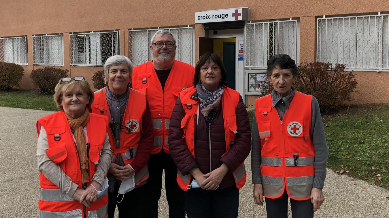 Quelques bénévoles de la Croix-Rouge, devant leur local, 13 rue Viala, à Bellegarde.