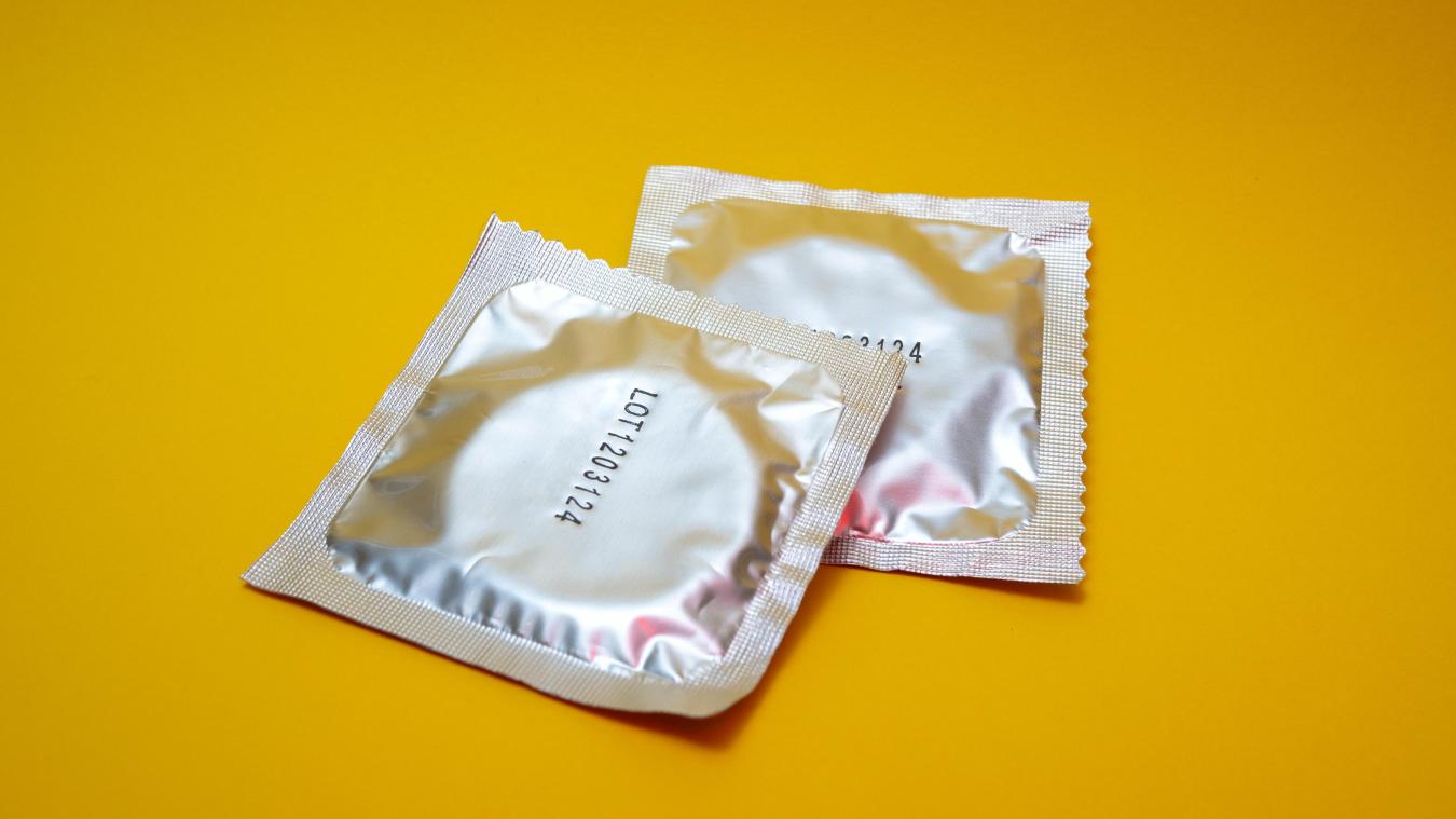 Les préservatifs vont devenir gratuits en pharmacie pour les 18-25 ans, annonce Emmanuel Macron