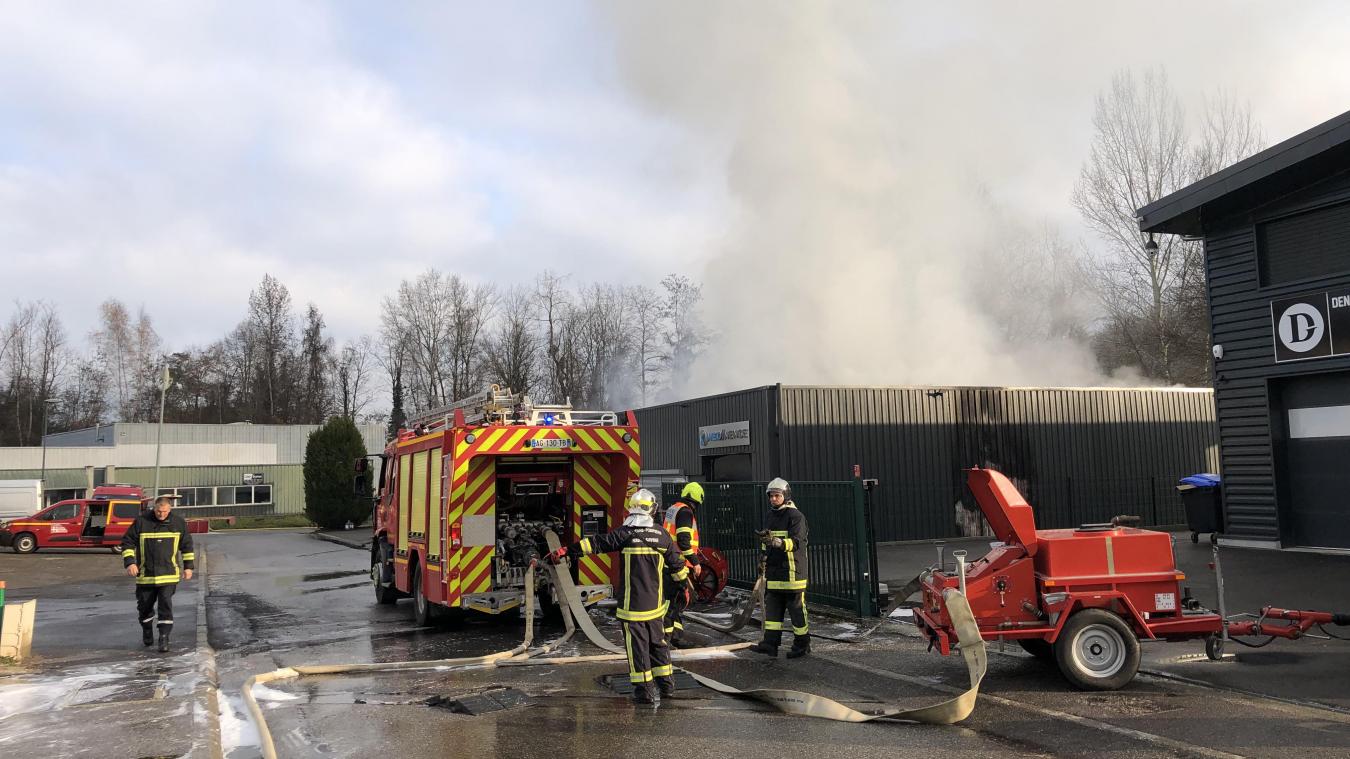 Le feu a pris dans la ZA des Sables à Alby-sur-Chéran, dimanche 11 décembre 2022.