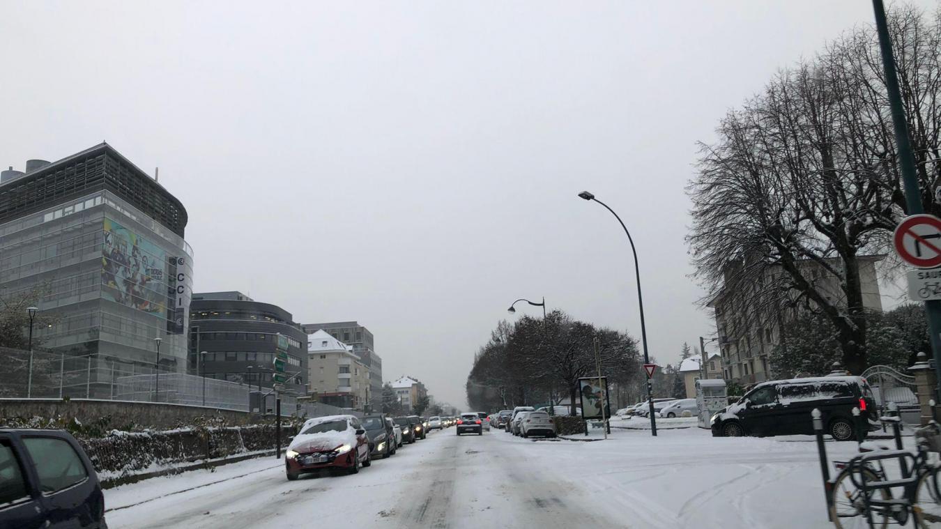 L’avenue de Brogny sous la neige à Annecy.