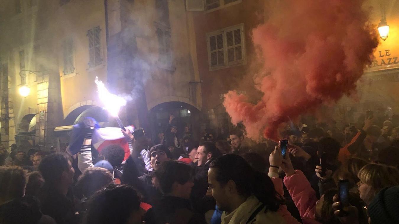 Annecy: la foule en liesse après la qualification des Bleus, quelques échauffourées en fin de soirée