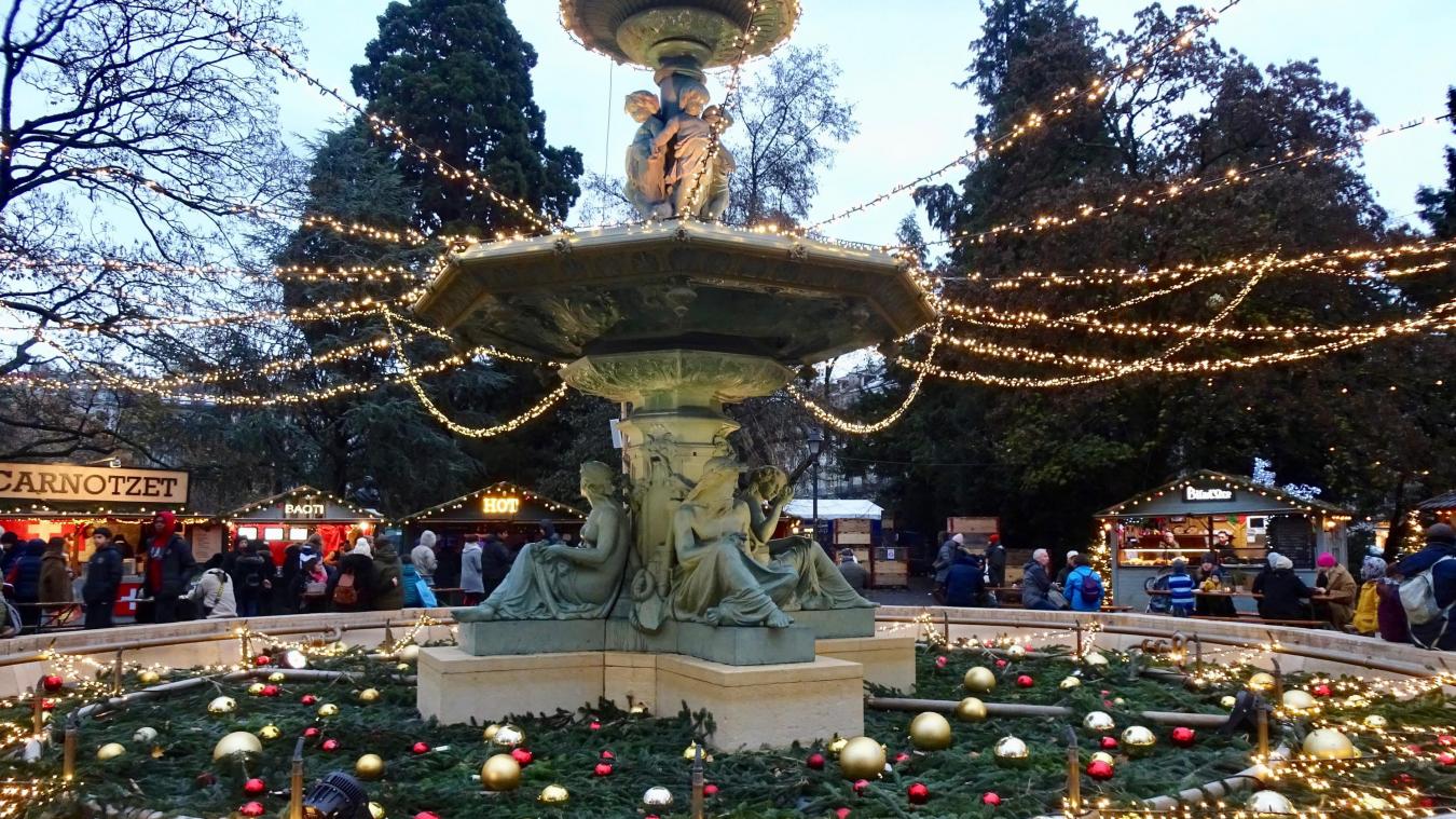 Les arbres ont été protégés tandis que la fontaine profite de la décoration dans le Jardin anglais de Genève.