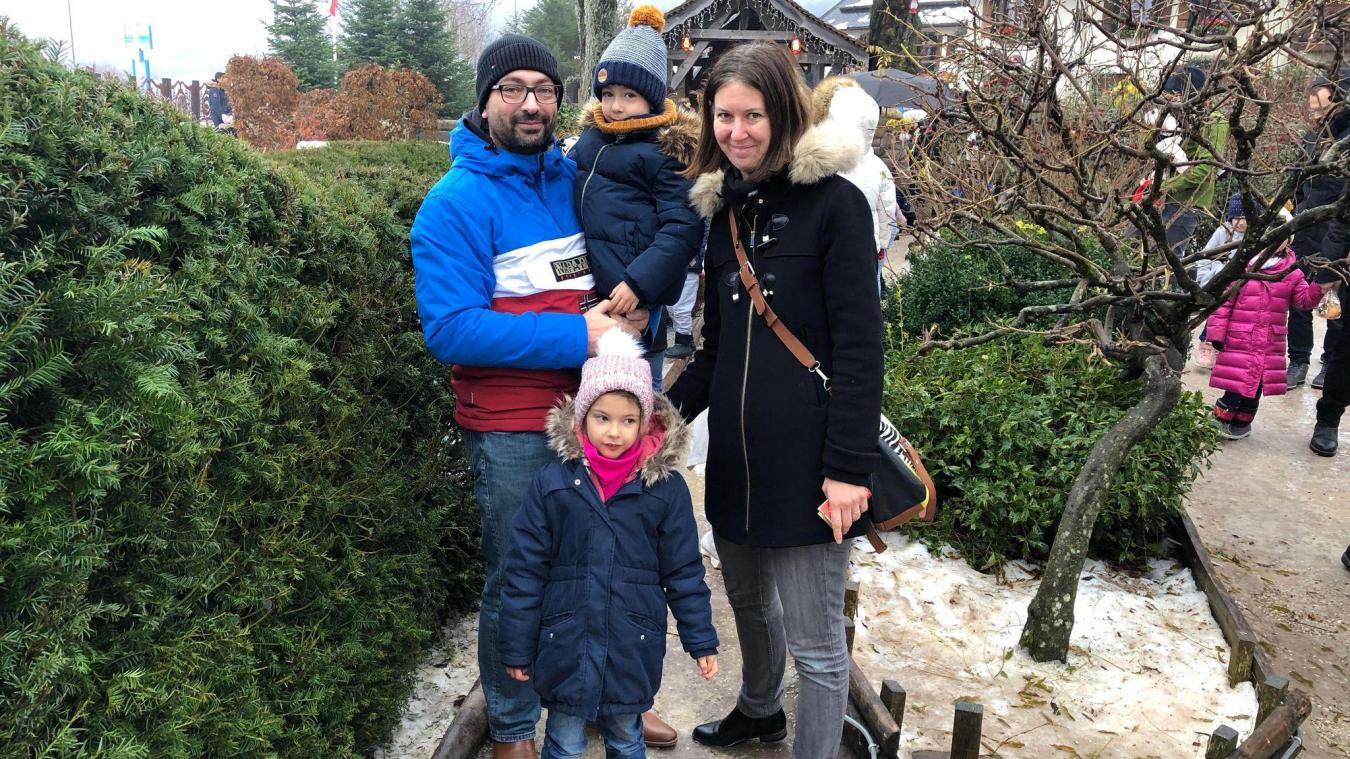 Thomas et Delphine, avec leurs enfants Maxence et Chloé, piaffent d’impatience en attendant de voir le père Noël, dans le jardin des lutins du Hameau du père Noël, ce mercredi 14 décembre.