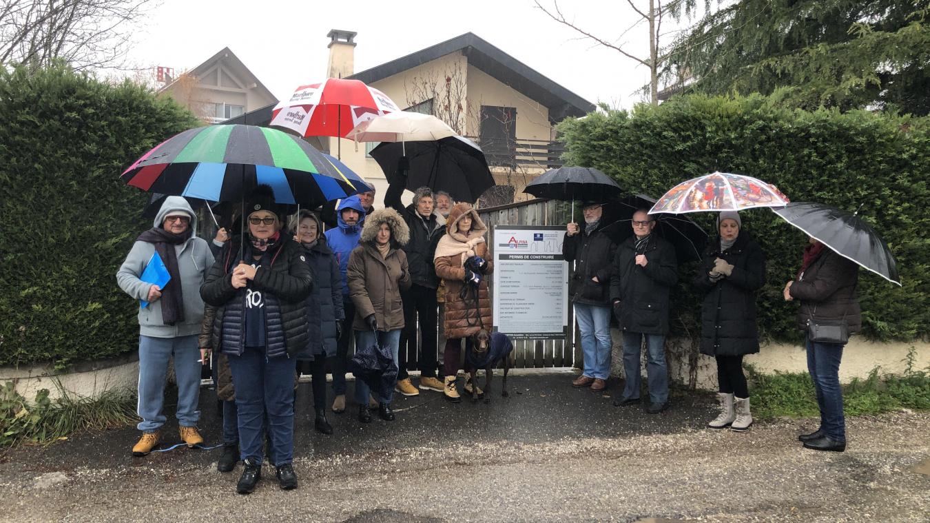 Le 14 décembre, des habitants d’Albigny ont manifesté devant un projet immobilier, à l’appel de l’association de riverains Avqa.