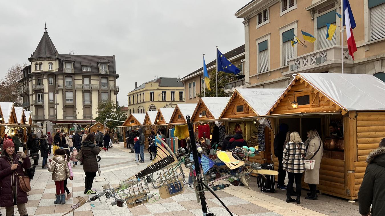 Le festival des arts de la rue « Bonjour l’Hiver » apporte une touche joyeuse au marché de Noël.