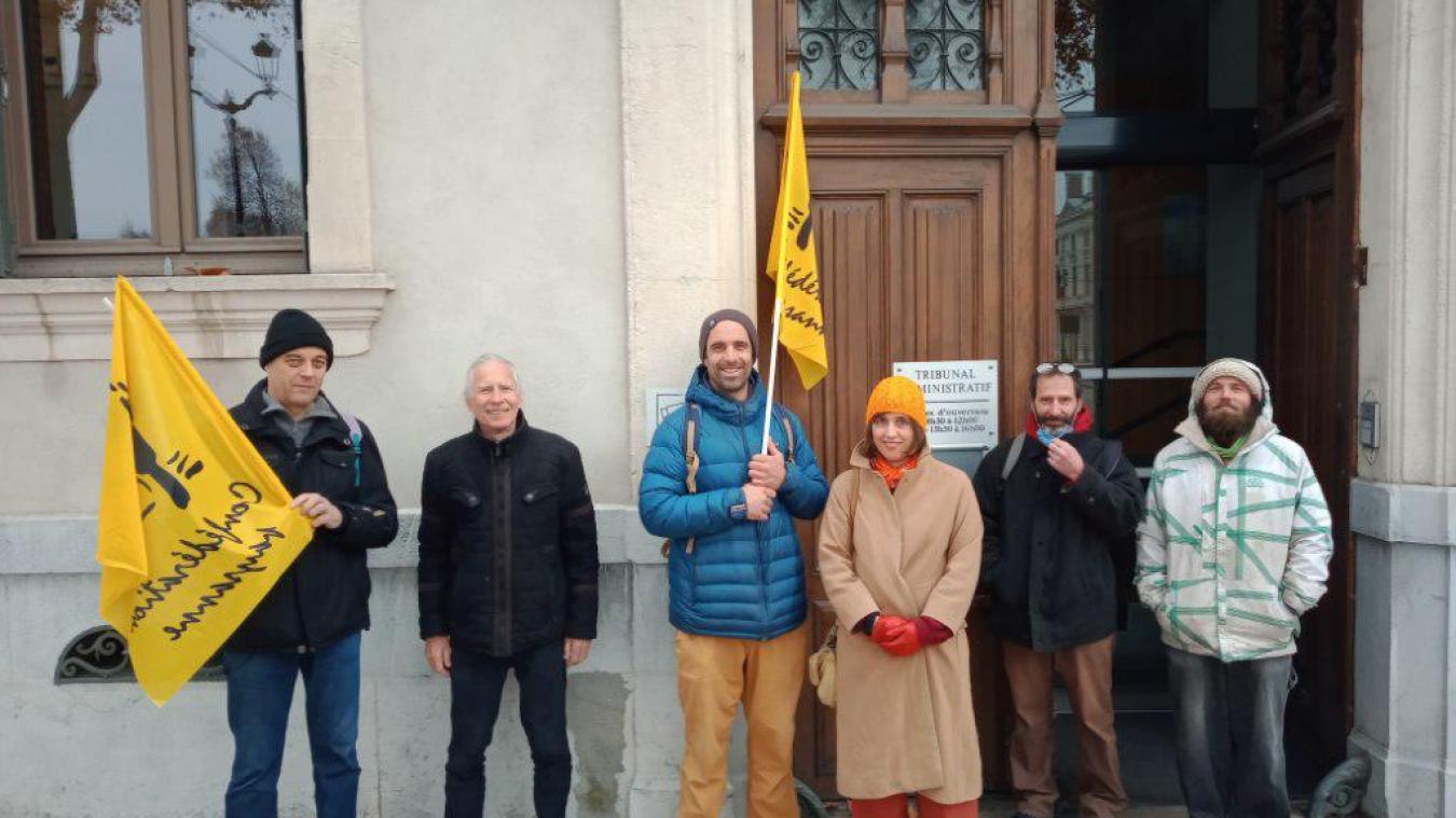 A la sortie du tribunal de Grenoble, des membres du collectif avec leur avocate Maitre Jeannel. (© Collectif pour l'agroparc).
