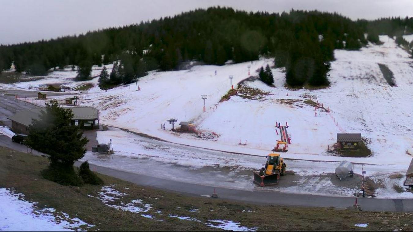 A partir de ce jeudi 22 décembre 2022, seule la piste de ski alpin «Baby» sera ouverte, toutes les autres pistes de ski alpin seront fermées faute de neige. (Capture d’écran webcam Le Semnoz)