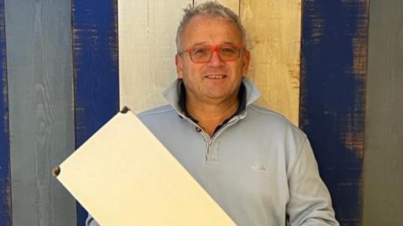 Pierre-François Blaimont avec sa boîte recyclable répondant au label « Ecoleau » qu’il a créé.